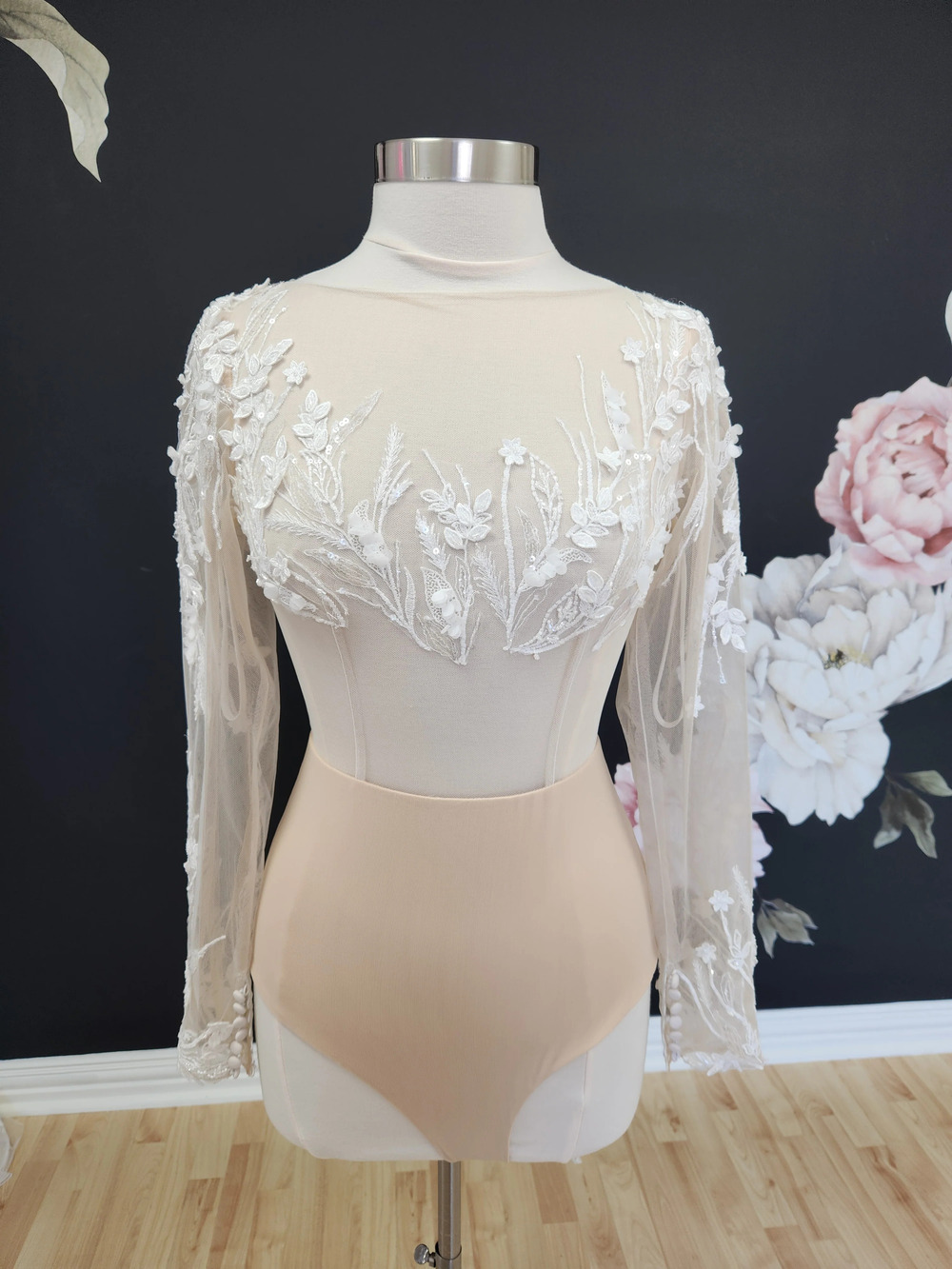 3D Lace Long Sleeve Bodysuit Sz 6 Ivory